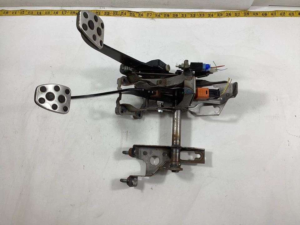 2015-2021 SUBARU WRX STI montaje de pedal de embrague de freno OEM. Foto 1 de 4
