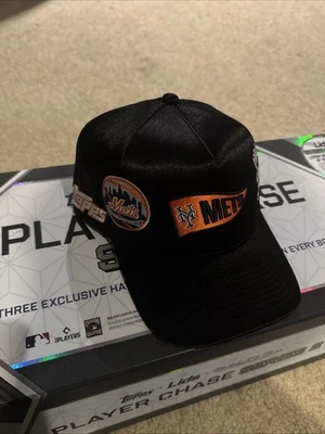2025 Topps Tapas Mitchell & Ness Jugador Persecución Mike Piazza Sombrero Satinado Mets Serie 2 Foto 1 de 3