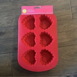 Wilton Silicone Ruffled Heart Mold 6 Cavity - Picture 1 of 4