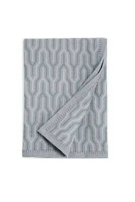 Manta de lana de cordero cachemir geo jacquard suave HudsonPark en caja 50"x70" $430 Foto 1 de 4