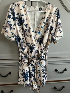 NWOT Blue & Cream Spring floral print short Romper with tie belt L-XL - Picture 1 of 6