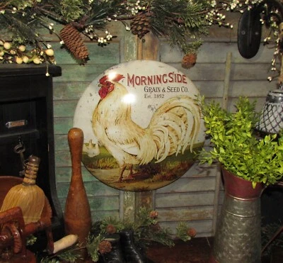 Grano de gallo y semilla estilo antiguo primitivo de colección est. Letrero de hojalata de metal con cúpula de 1852 Foto 1 de 4