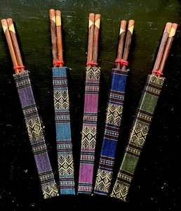 5 Sets Essstäbchen aus Holz in bunt bestickter Hülle Neu ohne Etikett - Bild 1 von 11