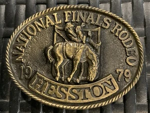 Hebilla de cinturón de latón Hesston 1979 National Rodeo Finals vintage - quinta edición - Imagen 1 de 2