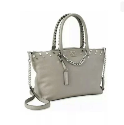 Bolsa satchel Victoria’s Secret The Victoria Slouchy tiracolo cinza cravejada NOVA - Imagem 1 de 4