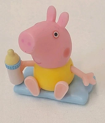 Raro Difícil de Encontrar Peppa Pig Primo Bebé Alexander Sentado en Almohada Sosteniendo Biberón 1.5"  Foto 1 de 4