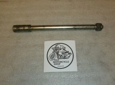 1983 83 YAMAHA XS400 SECA FRONT WHEEL AXLE AND BOLT Foto 1 de 4