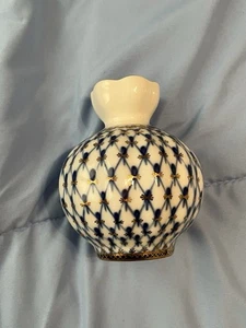 Russian Lomonosov Porcelain Cobalt Blue Net Design 22K Gold 4.5" Bud Flower Vase - Picture 1 of 5