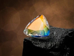 Piedra preciosa de luna arco iris dorada de 0,90 quilates facetada forma de billón de 6x6x3 mm - Imagen 1 de 3