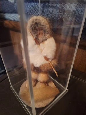 阿拉斯加因纽特人娃娃正品毛皮和皮革。 状况良好 — 第 1/2 张图片