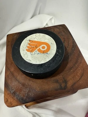 Disco de hockey firmado autografiado por Bobby Clarke Philadelphia Flyers Foto 1 de 3