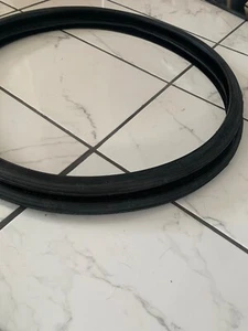 2 x schwarze 27 x 1 1/4 Fahrradreifen 32-630 - Bild 1 von 3
