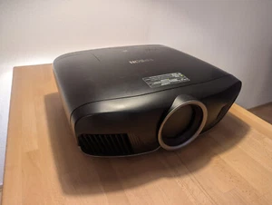 4K Heimkino-Beamer Projektor Epson EH-TW 9400 Schwarz - Bild 1 von 3