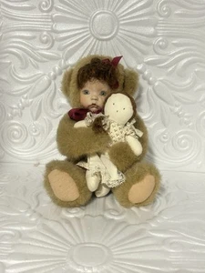 Vintage Porzellan Gesicht braun Plüsch Teddybär hält Stoffpuppe - Bild 1 von 24