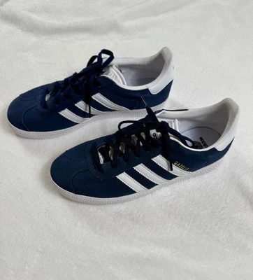 NUEVO Adidas Originales Niño’s Gazelle Zapatilla Colegial Azul Marino/Blanco Talla 5.5 Foto 1 de 4