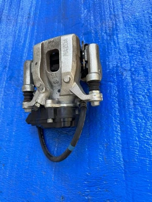 Pinza lateral trasera derecha pasajero 25k 2016-2023 MAZDA CX-9 AWD D20111101272 Foto 1 de 4