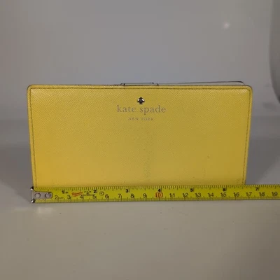 Cartera Kate Spade de cuero saffiano amarillo con cremallera continental Foto 1 de 4
