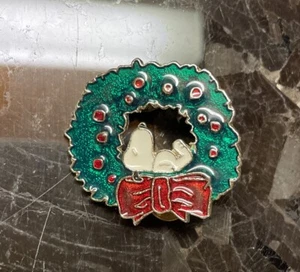 VERY RARE VINTAGE SNOOPY CHRISTMAS WREATH BROOCH PIN PEANUTS MCM 1958 - Picture 1 of 3
