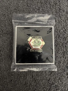 Liverpool FC Victory Pin Badge 2001 UEFA CUP Winners V ALaves (Danbury Mint) - Picture 1 of 3