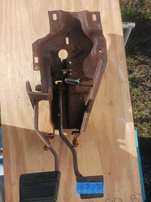 Pontiac GTO 1967 67 Lemans Tempest transmisión manual embrague y pedal de freno montaje Foto 1 de 4