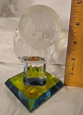 Vtg Optical World Globe Etched Glass Hand Crystal DESKTOP Baseball Glove - Imagem 1 de 4