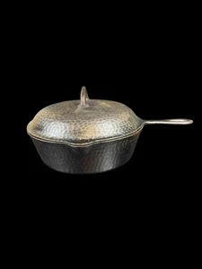 VINTAGE GEHÄMMERTE GUSSEISENPFANNE 10" MIT DECKEL HÜHNERBRÄTER 3 QT - Bild 1 von 11