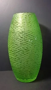 Moderne Kunst Glasvase Limettengrün mit Hunderten von Schnitten 11,5 Zoll - Bild 1 von 9