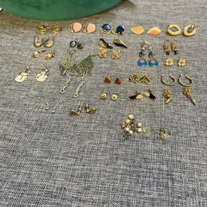 Vintage LOT Pierced Earrings Multi Colors 25 Pairs + Singles - Picture 1 of 4