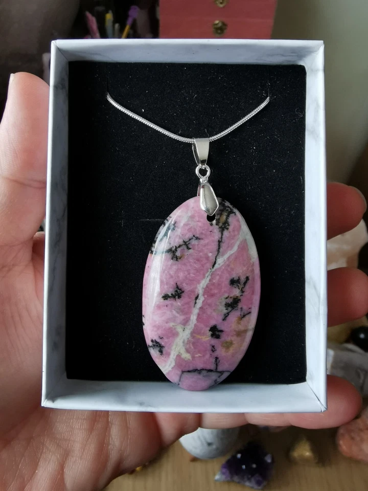 Lindo pingente de rodonita em corrente de aço inoxidável 50cm - Imagem 1 de 1