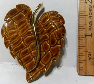 Broche prendedor firmado ultra hoja vintage esmalte marrón tono dorado hermoso otoño - Imagen 1 de 9