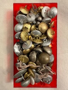 98+ Pariser Vintage und antike Knöpfe, gemischt Gold und Silber Töne - Bild 1 von 7