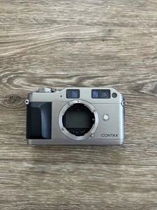 Contax G1 fotocamera pellicola etichetta verde 35 mm SOLO CORPO COSÌ COM'È telemetro non testato - Foto 1 di 13