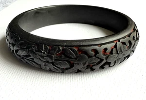 VINTAGE ORIENTAL CHINESE BLACK AND RED CINNABAR BANGLE. CARVED FLOWERS - Picture 1 of 2