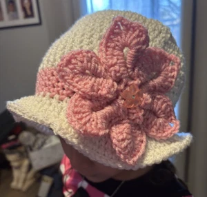 Pink White Sparkly FLAPPER 20'S STYLE CLOCHE CROCHET HAT FLOWER Valentine NEW - Picture 1 of 4