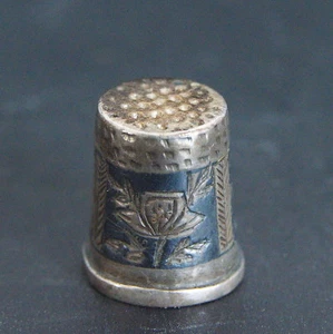 Antiguo dedal hecho a mano de metal/plata con diseño floral de Europa del Este - Imagen 1 de 7