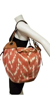 BOLSO DE HOMBRO TIPO CUBO DE TELA DE CUERO MARCA LUCKY Foto 1 de 4