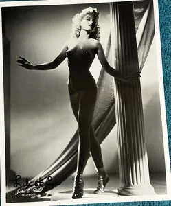 Lili St. Cyr In atemberaubender Pose stand sie 6 Fuß groß mit High Heels. - Bild 1 von 2