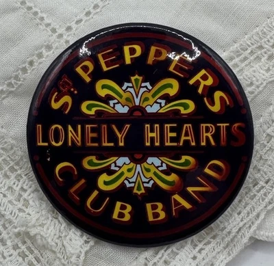 Broche broche Sgt Peppers Lonely Hearts banda escarabajos canción prendedor escarabajos banda prendedor Foto 1 de 3