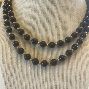 "Collar de cuentas vintage de 38"" de ónix negro de 6-6,5 mm con espaciadores de latón chapado en oro" - Imagen 1 de 5