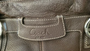 Coach Handtasche Handtasche Damen braun Leder Beuteltasche mit lavendelfarbener Innenseite - Bild 1 von 6