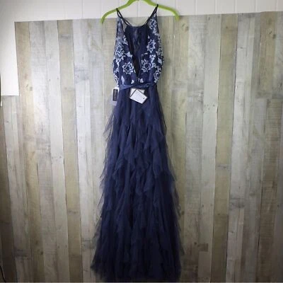 Vestido longo formal Teeze Me tamanho 7/8 bordado sem mangas forrado de tule azul marinho - Imagem 1 de 4
