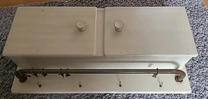 Alter Wandschrank Hängeschrank mit Handtuchhalter, ca. 58 x 26 x 12 cm - Bild 1 von 3