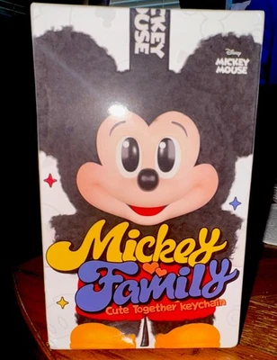 正品 POPMART 米奇家庭可爱组合钥匙链系列冥王星流行市场 — 第 1/4 张图片
