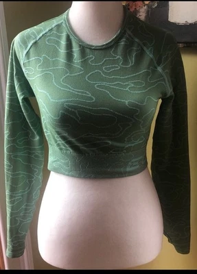 Top de entrenamiento de spandex recortado estampado camuflaje Arise real para mujer con logotipo talla pequeña Foto 1 de 4