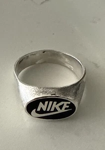 RARE VINTAGE 80’S STERLING SILVER NIKE SWOOSH ONYX MENS RING SZ.13.5 - Picture 1 of 5