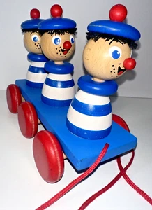 Nachziehspielzeug aus Holz - blau-weiß wackelnder Matrose Jungen - Rarität - Bild 1 von 9