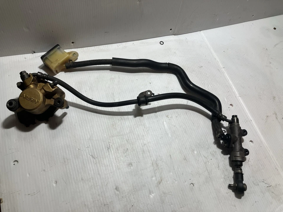 Conjunto de freno trasero Honda Cbr600rr 2004 (fabricante de equipos originales) Foto 1 de 4