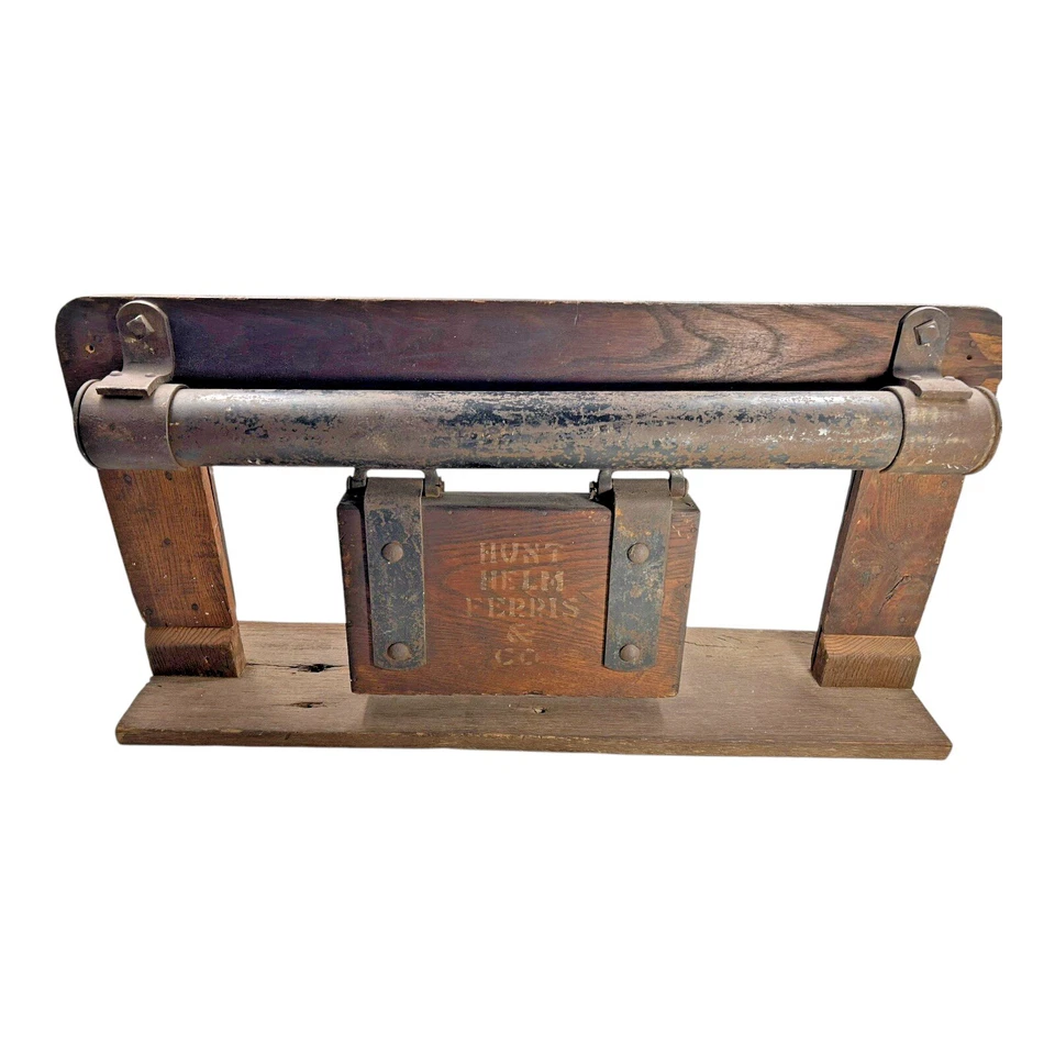 Antiguo casco de caza Ferris & Co puerta de granero carro rodillo vendedor primitivo muestra Foto 1 de 4