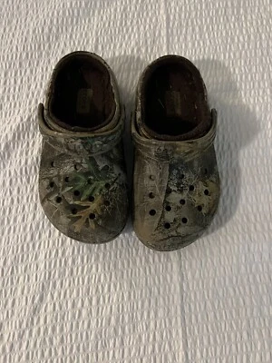 Zapatos forrados de vellón con leva CROCS talla 12 para bebé Foto 1 de 2