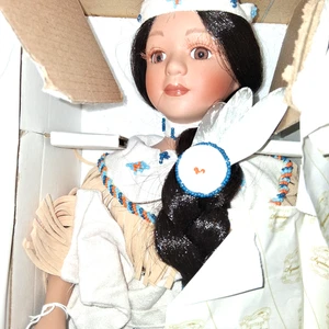 HERITAGE SIGNATURE CHENOA PORZELLANPUPPE NEU IM KARTON HANDBEMALT & DETAILLIERT EINHEIMISCH - Bild 1 von 7